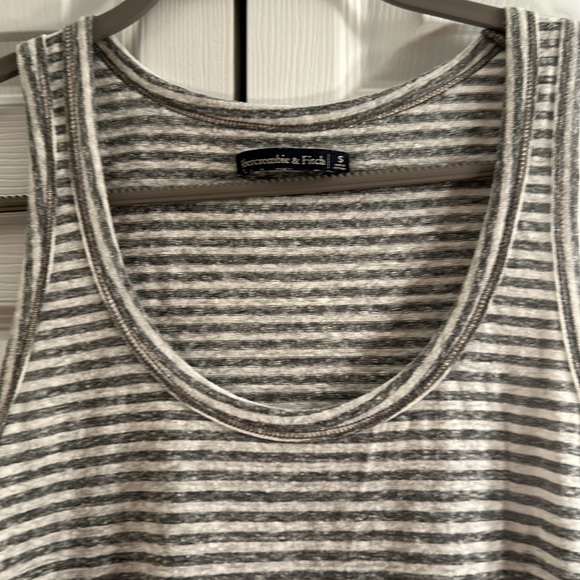 Abercrombie & Fitch Flowy Tank Top Size Small Gray & White - Picture 2 of 8